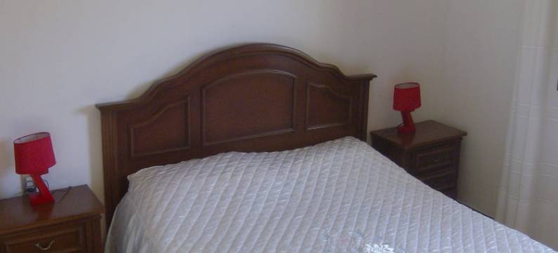 Sunlit home with pool图片