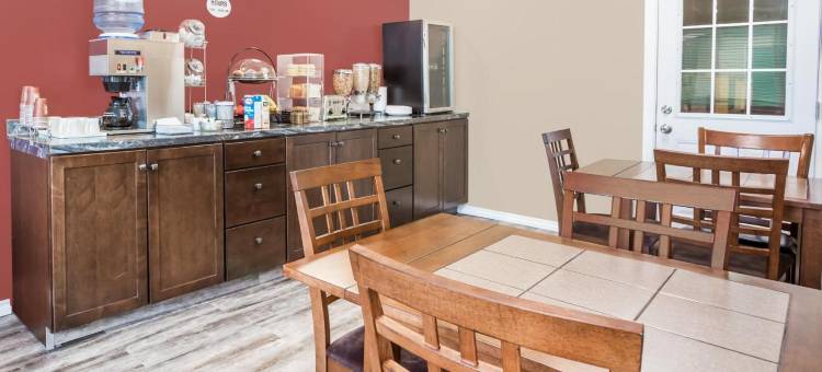 魁斯内尔温德姆速8酒店(Super 8 by Wyndham Quesnel BC)图片