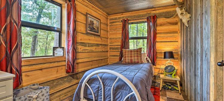 赖特城小木屋，带火坑+森林景观！(Wright City Cabin w/ Fire Pit + Forest Views!)图片