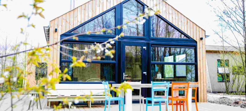 Swarm - 弗里斯兰的3个连在一起的水舍(Swarm - 3 Waterlodges Naast Elkaar in Friesland)图片