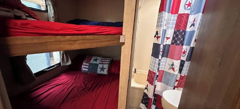 Angeltom Cabin & RV:20 Acre Woods - >16 pip + Jacuzzi + treehouse + UTV + 2ponds图片