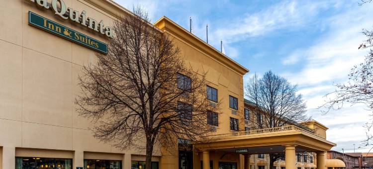 密尔沃基湾岸区拉昆塔温德姆套房酒店(La Quinta Inn & Suites by Wyndham Milwaukee Bayshore Area)图片