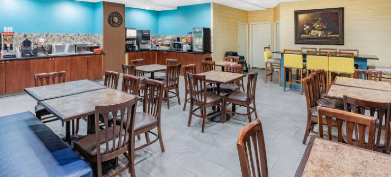 圣安东尼奥东南戴斯套房酒店- 近AT&T中心(Days Inn & Suites by Wyndham San Antonio Near Frost Bank Ctr)图片