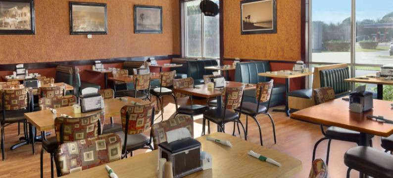 温德姆戴斯酒店及套房-皮尔斯堡市中心(Days Inn & Suites by Wyndham Fort Pierce Midtown)图片