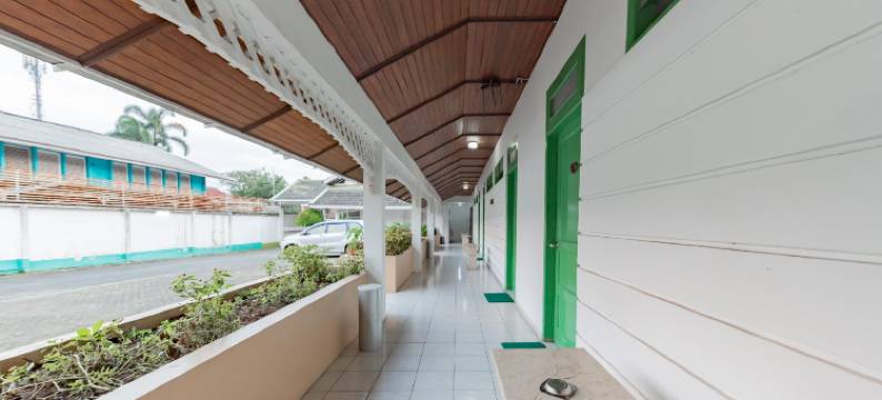 红多兹苏卡布米惹兰街玛塔迪娜塔酒店(RedDoorz @ Jalan R.E. Martadinata Sukabumi)图片