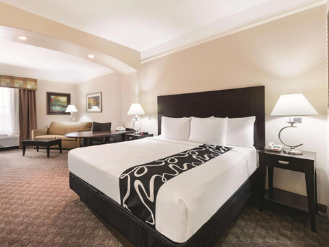 法尔 RGV 医学中心拉昆塔温德姆套房酒店