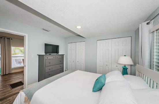 2 BEDROOM COTTAGE ON ST.PETE BEACH- FULLY RENOVATED- OUTDOOR BBQ AND DINING AREA