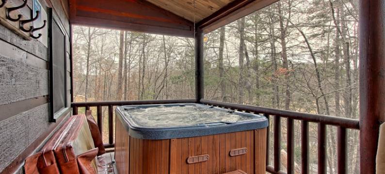 Picture-perfect cabin with private hot tub, deck space, fireplace, & more图片