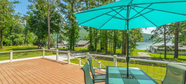 Tranquil Setting with Lake Views - Charming A-Frame Cottage图片