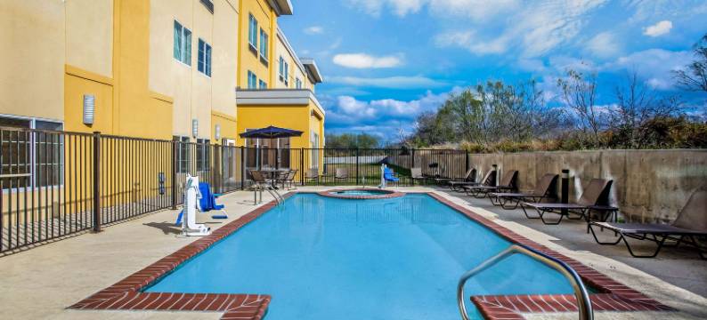 肯尼迪卡恩斯市拉昆塔温德姆套房酒店(La Quinta Inn & Suites by Wyndham Karnes City - Kenedy)图片