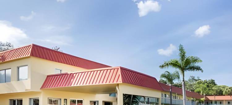 萨拉索塔速8酒店-近西耶斯特基(Super 8 by Wyndham Sarasota Near Siesta Key)图片