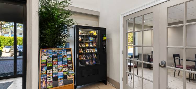 亚特兰大机场南红顶PLUS套房酒店(Red Roof Plus+ & Suites Atlanta Airport South)图片