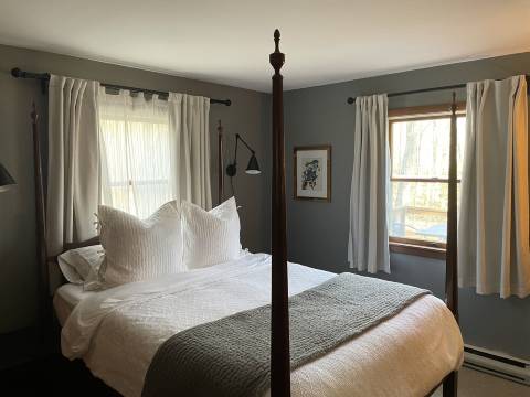 The Gray Chalet - private lot close to Lake Wallenpaupack & downtown Hawley