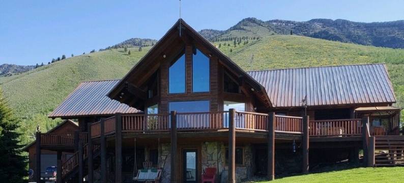 Beautiful 5 Star Log Home on 15 Acres! Lake Views, Stocked Pond, 18 Miles to Ynp图片
