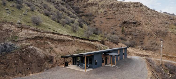 现代奢华山间萨蒙河景观度假屋(Experience the mountains in modern luxury with views of the Salmon River)图片