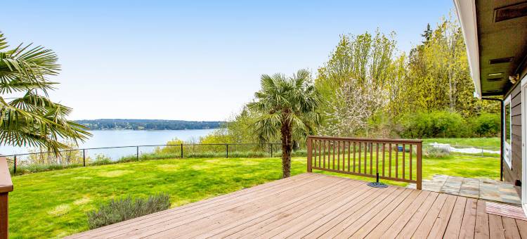 Soundfront home with WiFi, washer/dryer, central AC, and enclosed yard图片