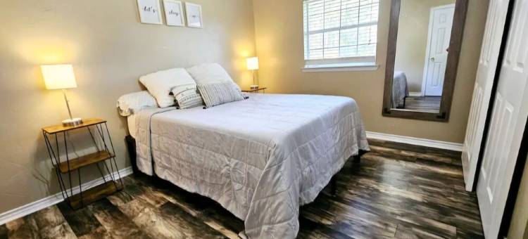 2 Homes! 6 BR 5BA! Swimming pool! Private Hot Tub! Pool Table! Basketball Hoop!图片