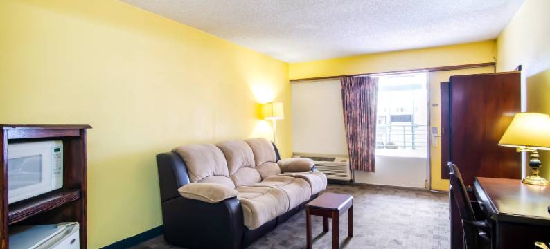 OYO 堪萨斯南哈钦森西第 4 大道酒店(OYO Hotel Hutchinson West 4th Ave)图片