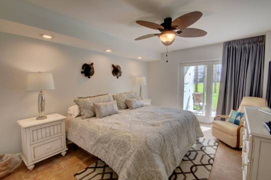 Lush Courtyard and Well-Equipped Kitchen - Charming Getaway