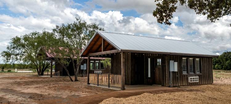 德克萨斯州韦科多彩轮椅无障碍双人小屋(Colorful, Wheelchair Accessible Cabin for Two in Waco, Texas)图片