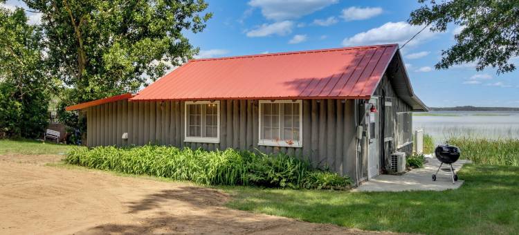 湖滨莫特利小屋带私人甲板+码头！(Lakefront Motley Cabin w/ Private Deck + Dock!)图片