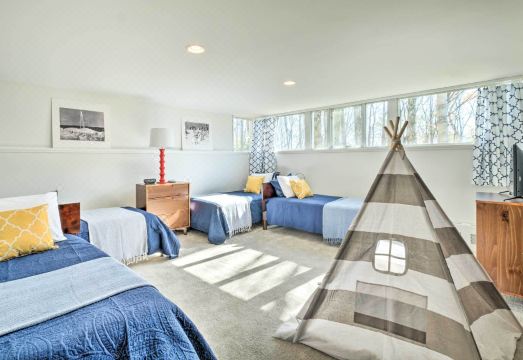 Pristine West Dover Home w/ Deck & Mountain Views! Hotel Overview