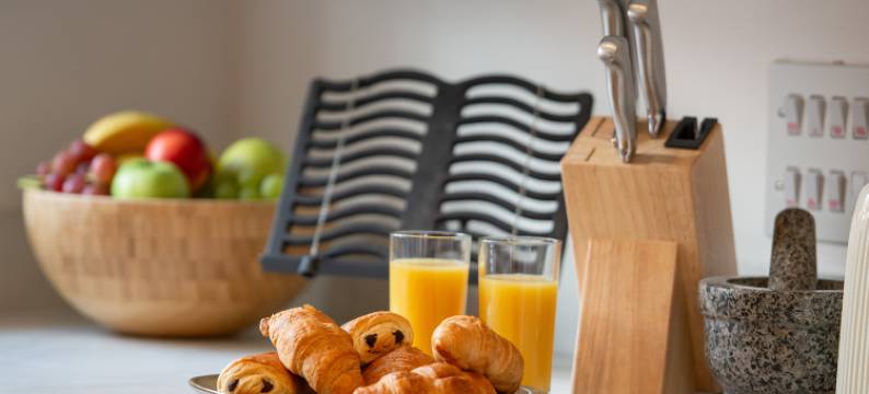 Stylish 3BR Stay in Bourne with Parking图片