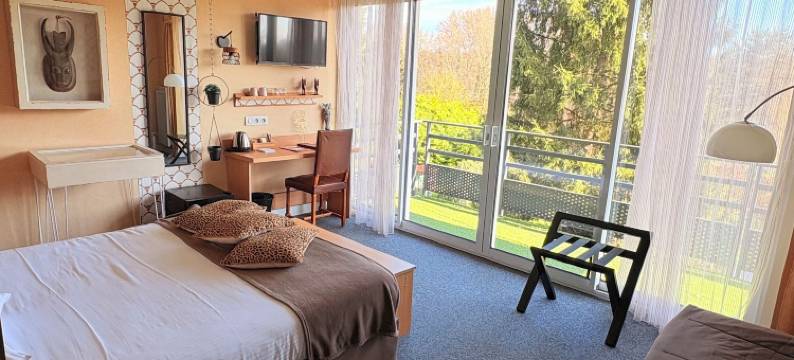 洛吉斯拉梅松卡雷酒店(Logis Hotel Maison Carrée Restaurant O Carré DArt)图片