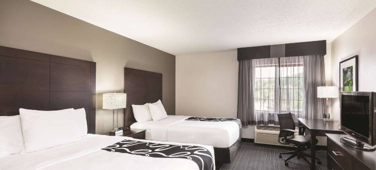 密尔沃基德拉菲尔德拉昆塔温德姆套房酒店(La Quinta Inn & Suites by Wyndham Milwaukee Delafield)图片