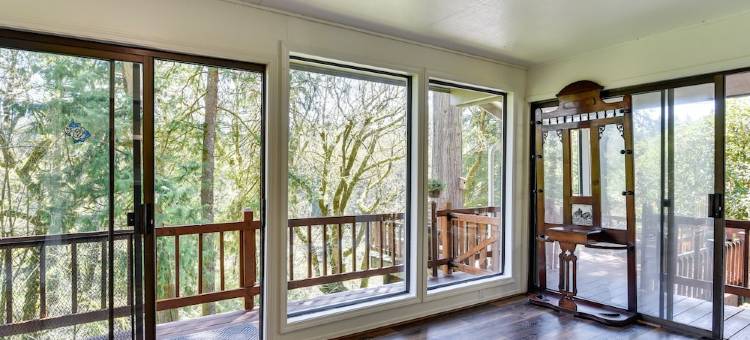 河畔林地小屋：树木和森林景观(Riverfront Woodland Cabin: Wooded & Forested Views)图片