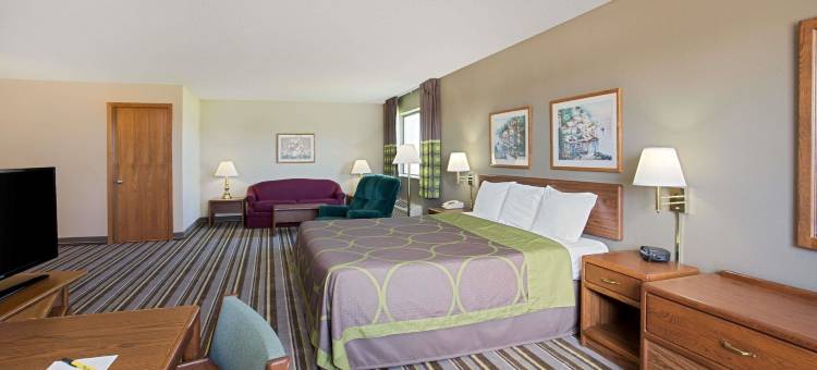 查尔斯城速8酒店(Super 8 by Wyndham Charles City)图片