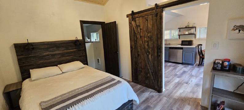 Canyon Falls Cabin.A cozy riverfront cabin located on Canyon Creek图片