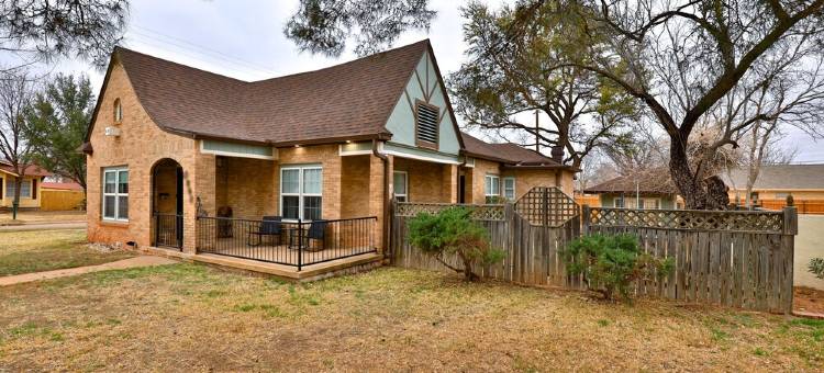阿比林中心设有极佳户外露台和厨房的大型度假屋!(Amazing outdoor deck & kitchen, large home, central to all of Abilene!)图片