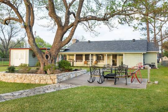 10% Off March!~Entire Lake House. Dogs Welcome, Stocked Kitchen, King Bed!