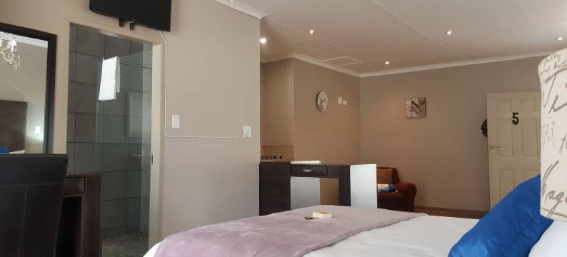 豪华高地旅馆(Luxury Heights Bed and Breakfast- Pool Ready for Use)图片