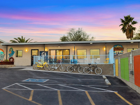 麦考伊酒店 - 附艺术/咖啡/啤酒/红酒