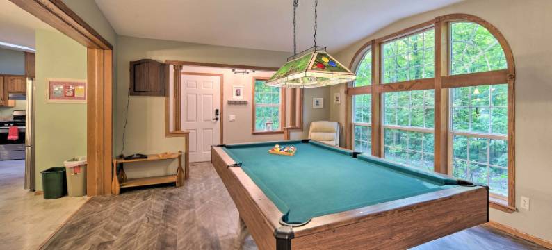 红雪松湖附近的宁静小屋度假区！(Tranquil Cabin Getaway Near Red Cedar Lake!)图片