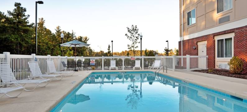 智选假日套房酒店南部的杉木树丛区(Holiday Inn Express & Suites SOUTHERN PINES-PINEHURST AREA by IHG)图片