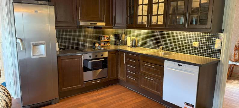 Spacious house, with boat, in beautiful landscape图片