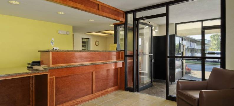 奥佛兰公园戴斯酒店(Days Inn by Wyndham Overland Park/Metcalf/Convention Center)图片