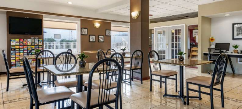 泽弗希尔斯-戴德城凯艺酒店(Quality Inn Zephyrhills-Dade City)图片