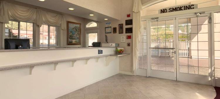 雷丁加利福尼亚州Travelodge by Wyndham(Travelodge by Wyndham Redding CA)图片