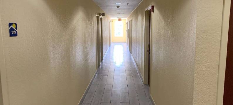 坦帕雷蒙德詹姆斯体育场温德姆戴斯套房酒店(Days Inn & Suites by Wyndham Tampa / Raymond James Stadium)图片