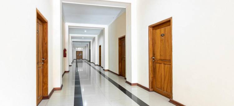 红多兹Plus酒店-近阿伦阿伦卡兰甘亚尔(RedDoorz Plus Near Alun Alun Karanganyar)图片