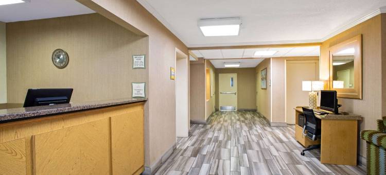 奥本伍斯特拉昆塔温德姆酒店(La Quinta Inn by Wyndham Auburn Worcester)图片