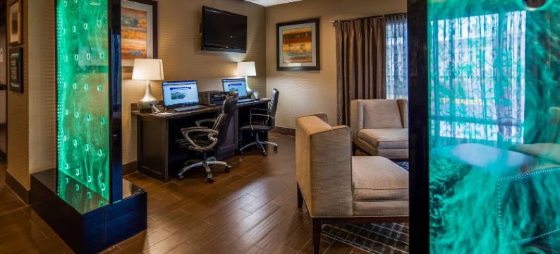 威奇托机场西贝斯特韦斯特优质酒店(Best Western Plus Wichita West Airport Inn)图片