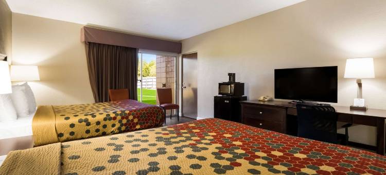 Perry Inn & Suites by Capital O National Fairground GA I 75图片