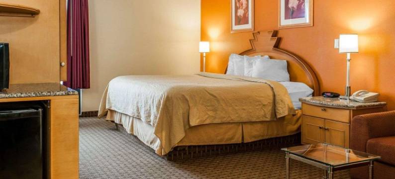 谢尔比维尔 I-74 凯艺套房酒店(Quality Inn & Suites Shelbyville I-74)图片