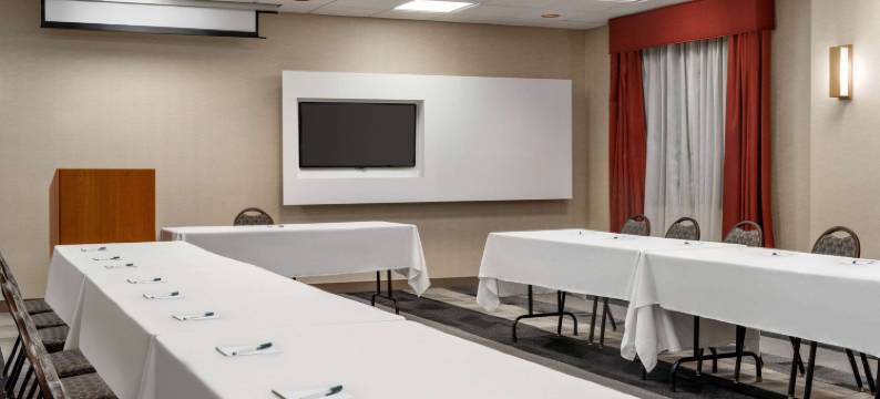 麦迪逊美国中心拉昆塔温德姆套房酒店(La Quinta Inn & Suites by Wyndham Madison American Center)图片