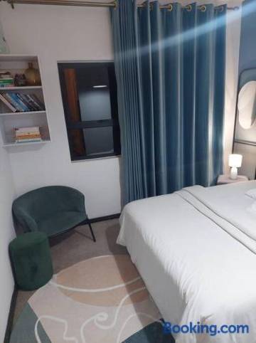 Exquisite Home with Fast Wifi, Workstation, Pool and Gym, Great for Long Stays